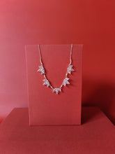 Charger l'image dans la galerie, Petales : Collier 5 fleurs