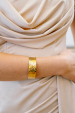 Charger l'image dans la galerie, Manchette martelé doré