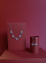 Charger l'image dans la galerie, Petales : Boucles d'oreilles perle et petales