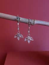 Charger l'image dans la galerie, Petales : Boucles d'oreilles perle et petales